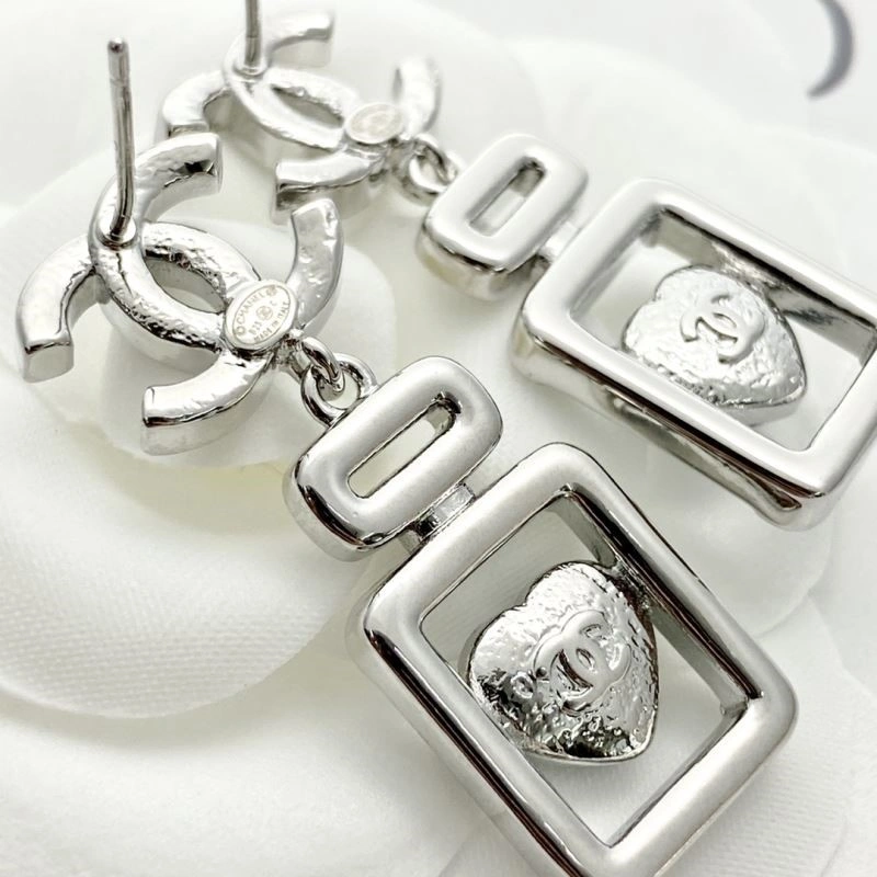 EyeCatching Chanel Earrings 221586