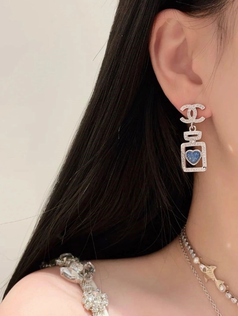 EyeCatching Chanel Earrings 221586