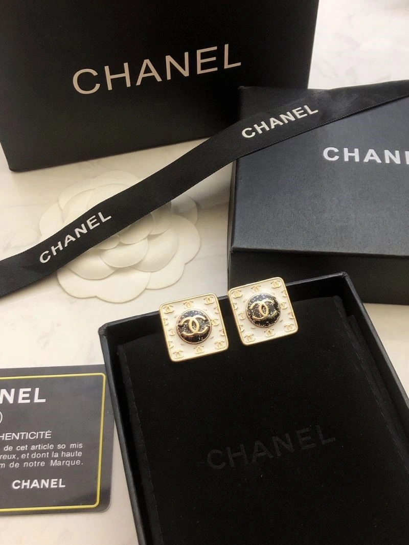 Sophisticated Chanel Earrings 221465