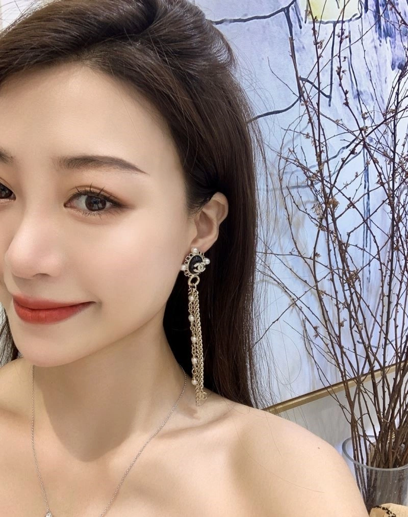 EyeCatching Chanel Earrings 221371