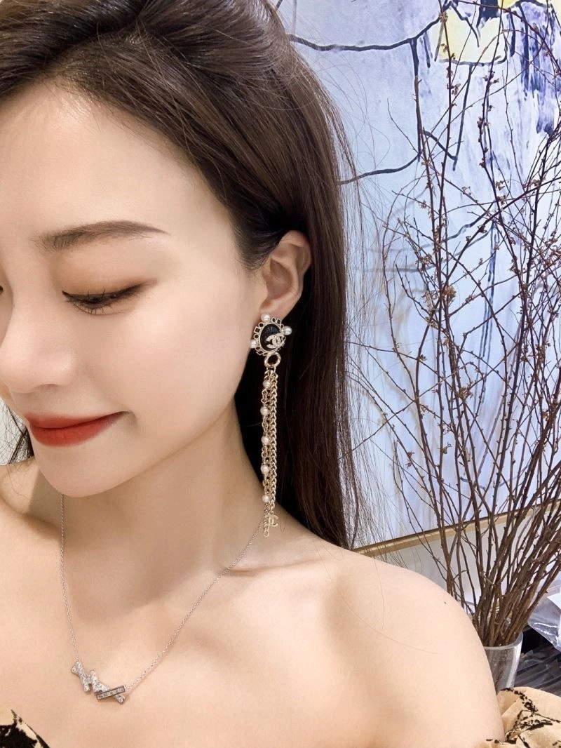 EyeCatching Chanel Earrings 221371