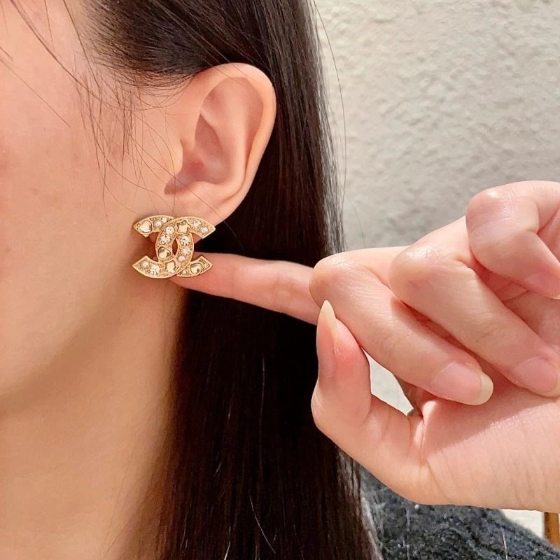 Lightweight Chanel Earrings 221273