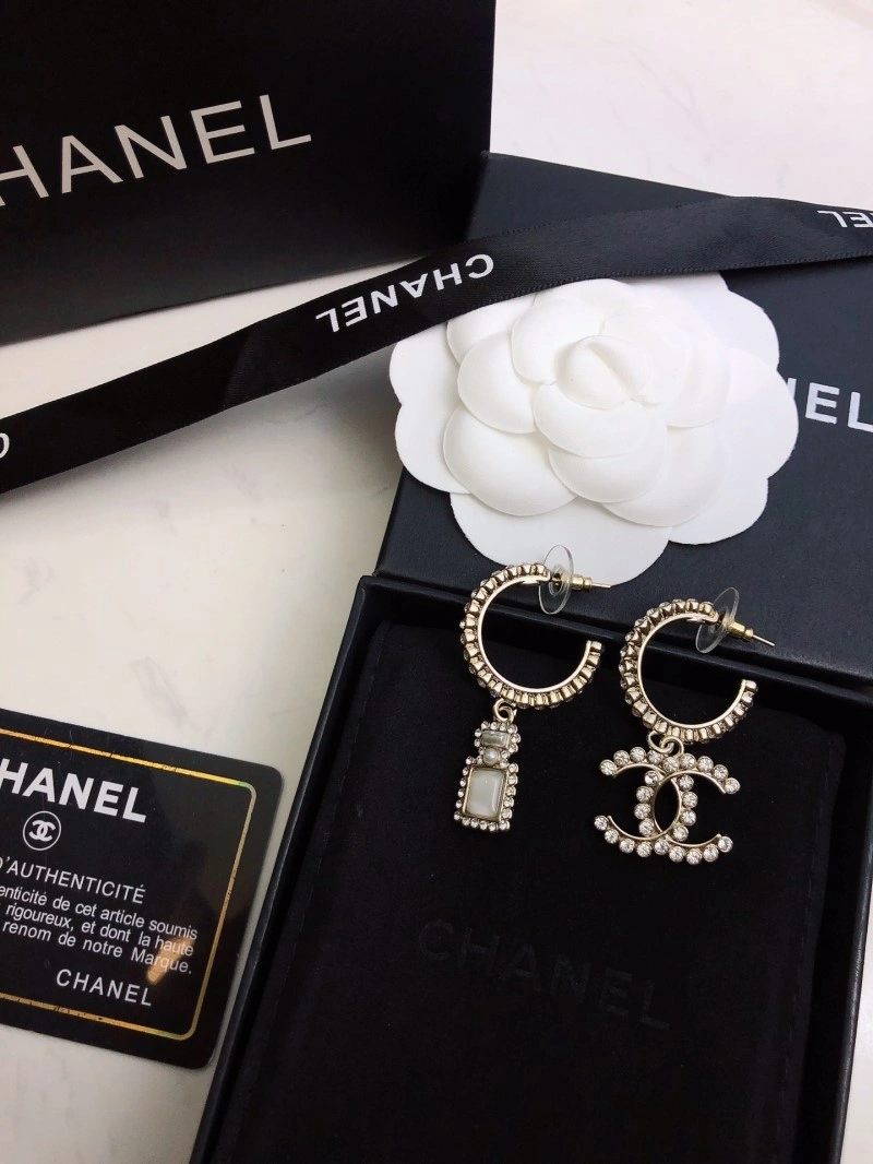 Stylish Chanel Earrings 221228