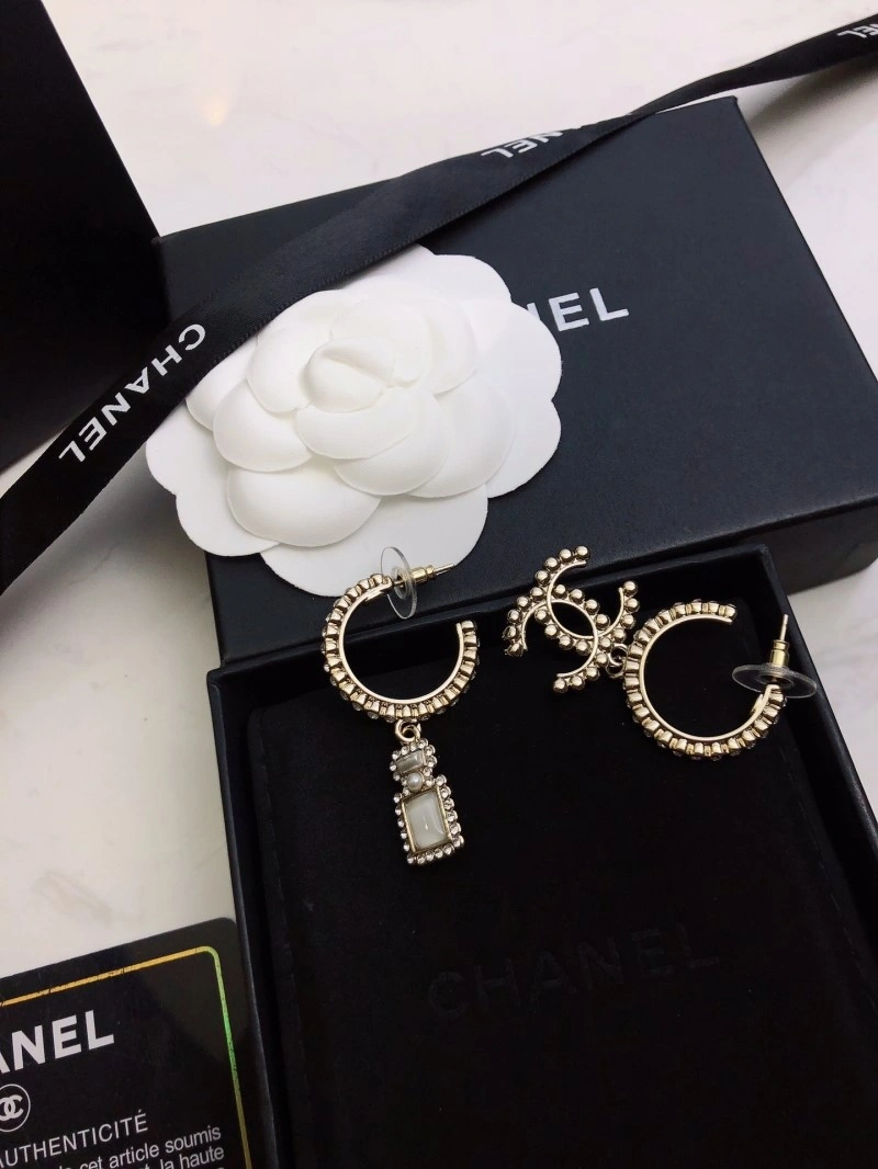 Stylish Chanel Earrings 221228