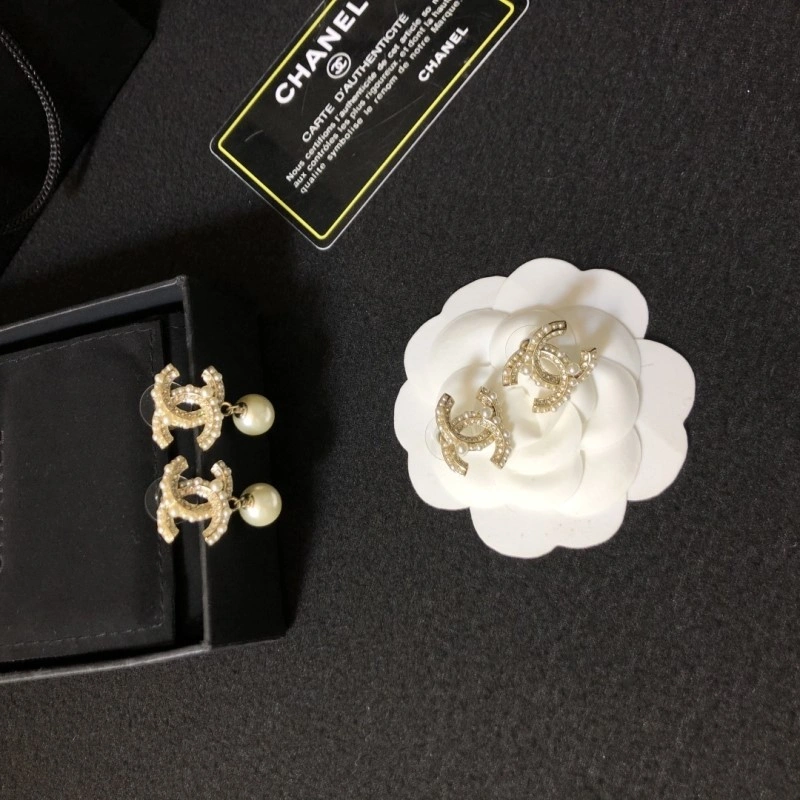 EyeCatching Chanel Earrings 221070