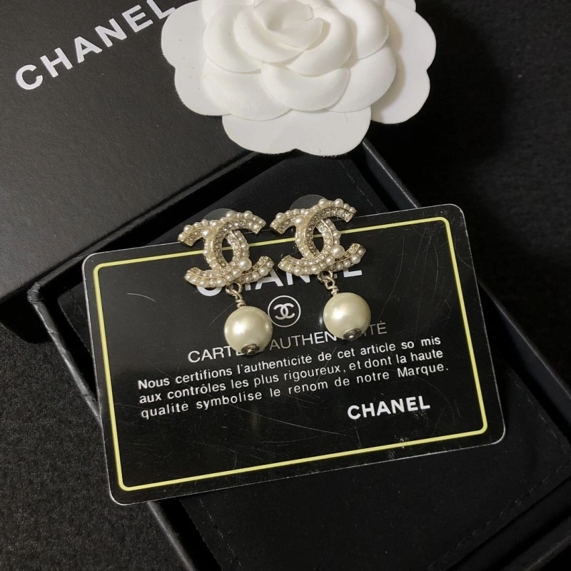 EyeCatching Chanel Earrings 221070