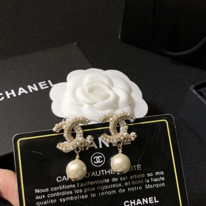 EyeCatching Chanel Earrings 221070