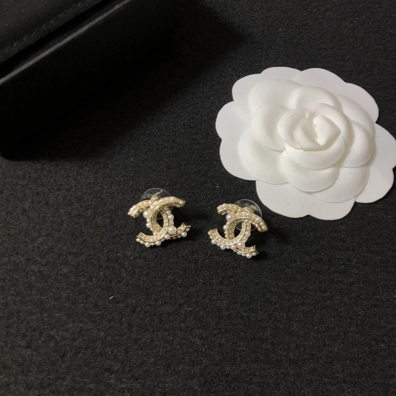 EyeCatching Chanel Earrings 221070