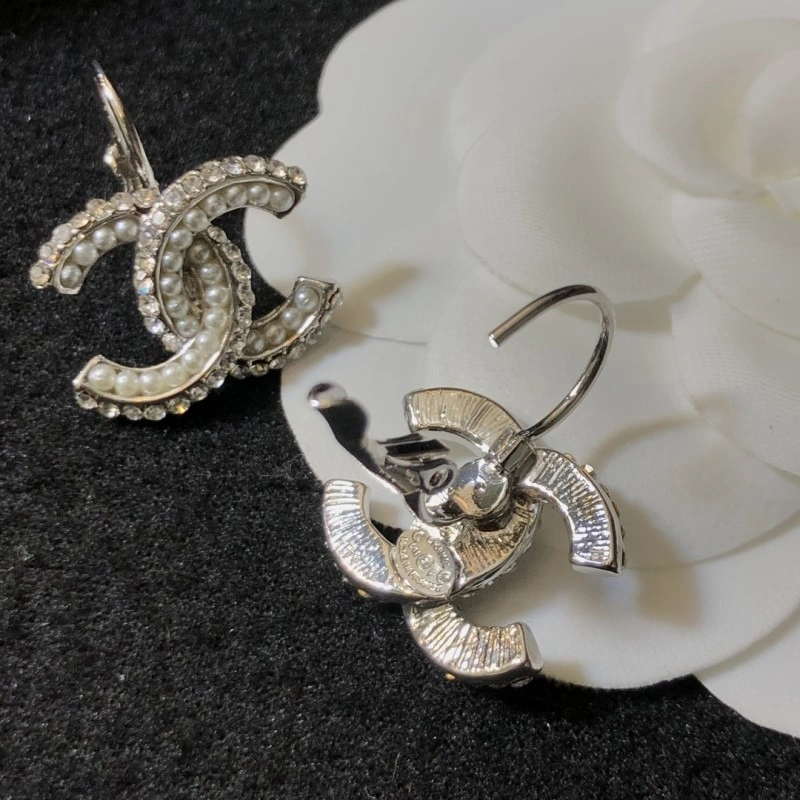EyeCatching Chanel Earrings 221074