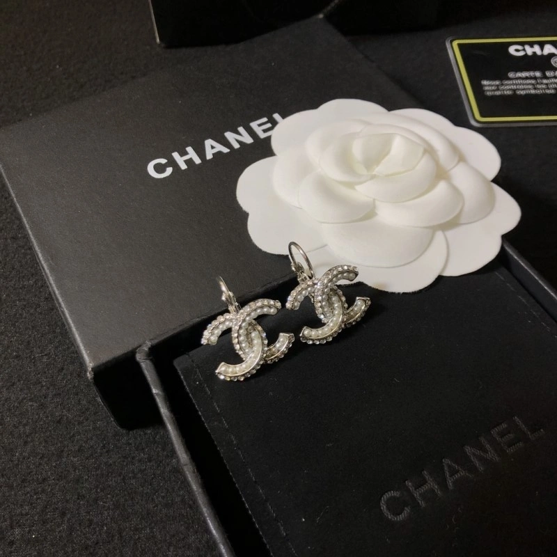EyeCatching Chanel Earrings 221074