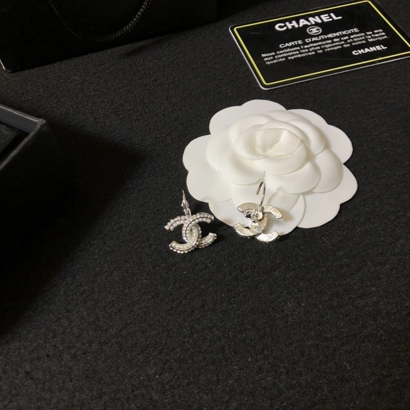 EyeCatching Chanel Earrings 221074