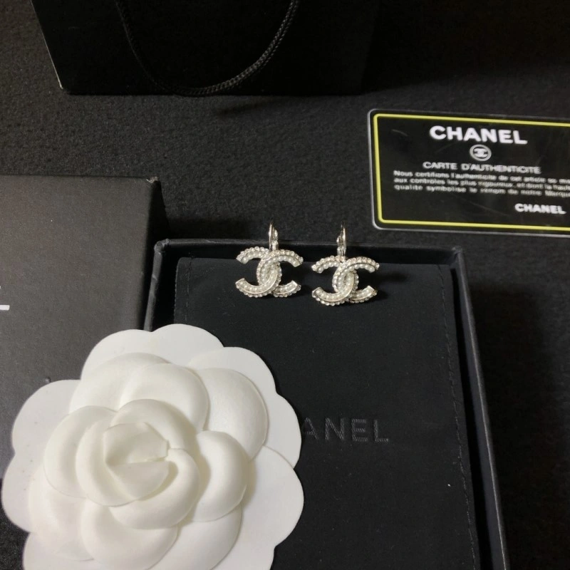 EyeCatching Chanel Earrings 221074