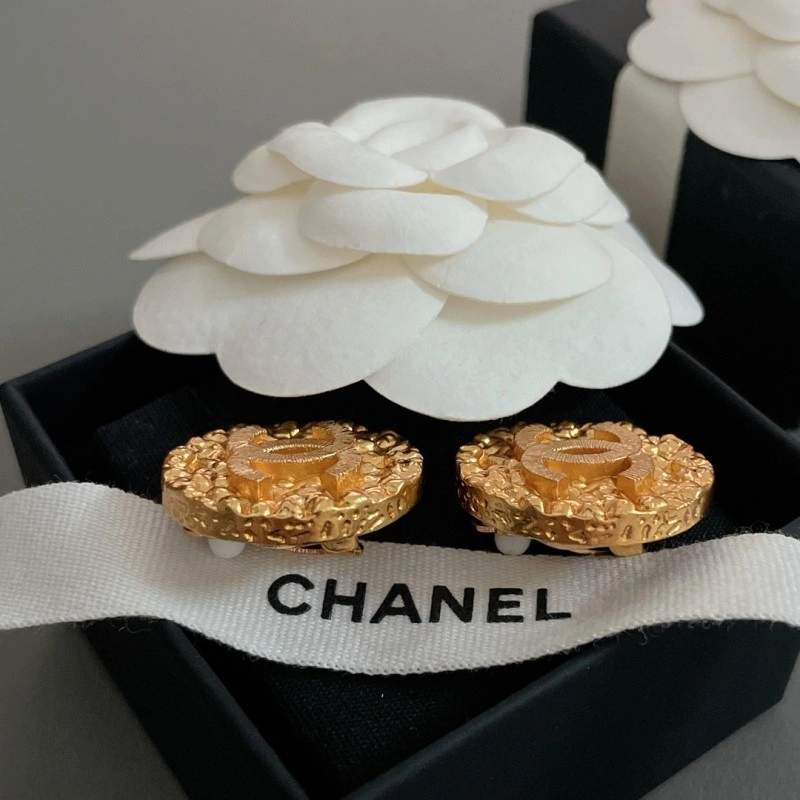 EyeCatching Chanel Earrings 221063