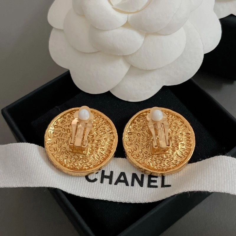 EyeCatching Chanel Earrings 221063