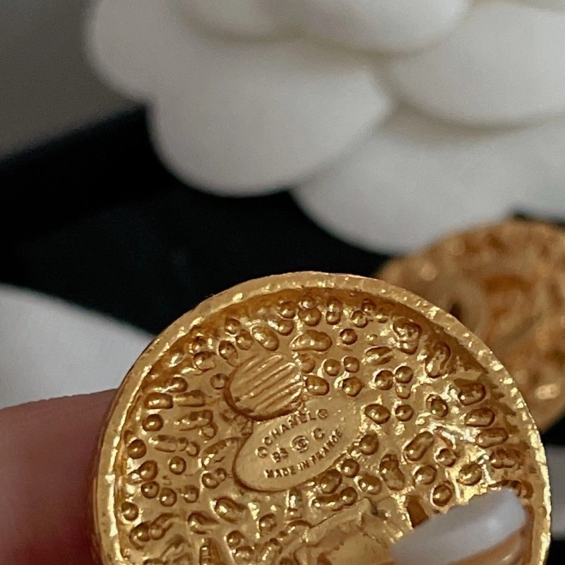 EyeCatching Chanel Earrings 221063