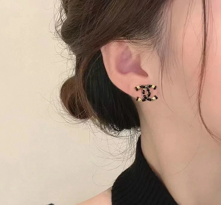 Comfortable Chanel Earrings 220177