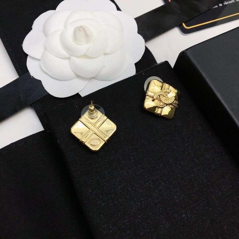 Chanel Earrings Compact 220140