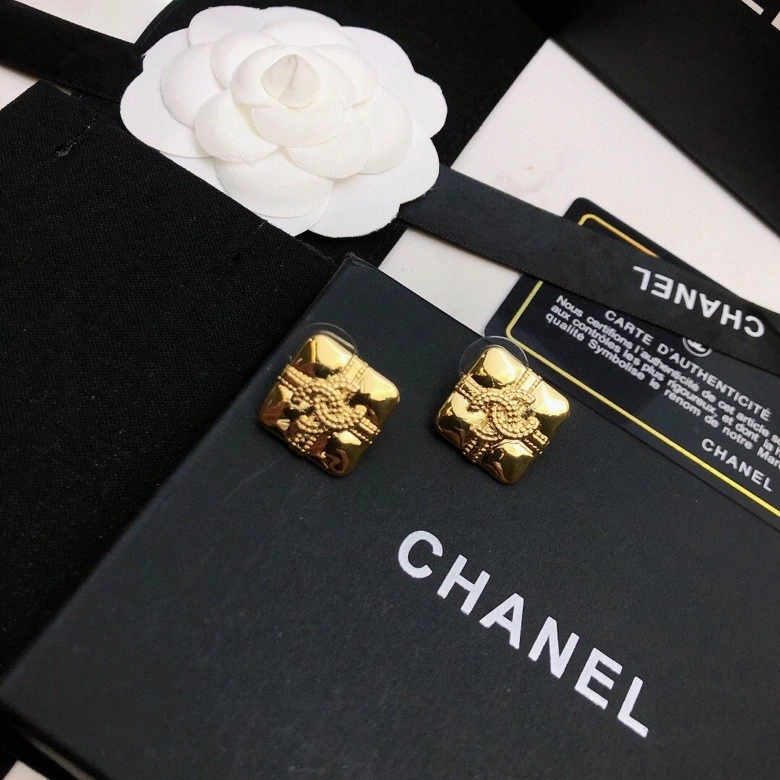 Chanel Earrings Compact 220140