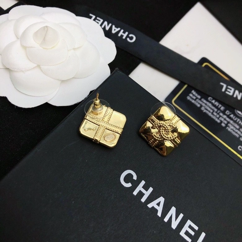 Chanel Earrings Compact 220140