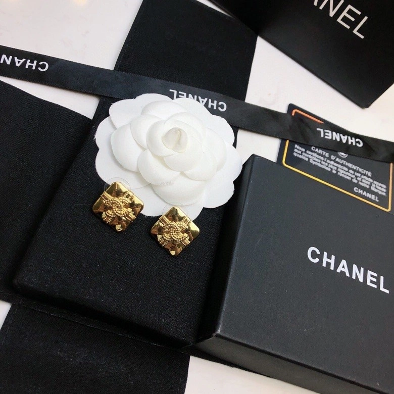 Chanel Earrings Compact 220140