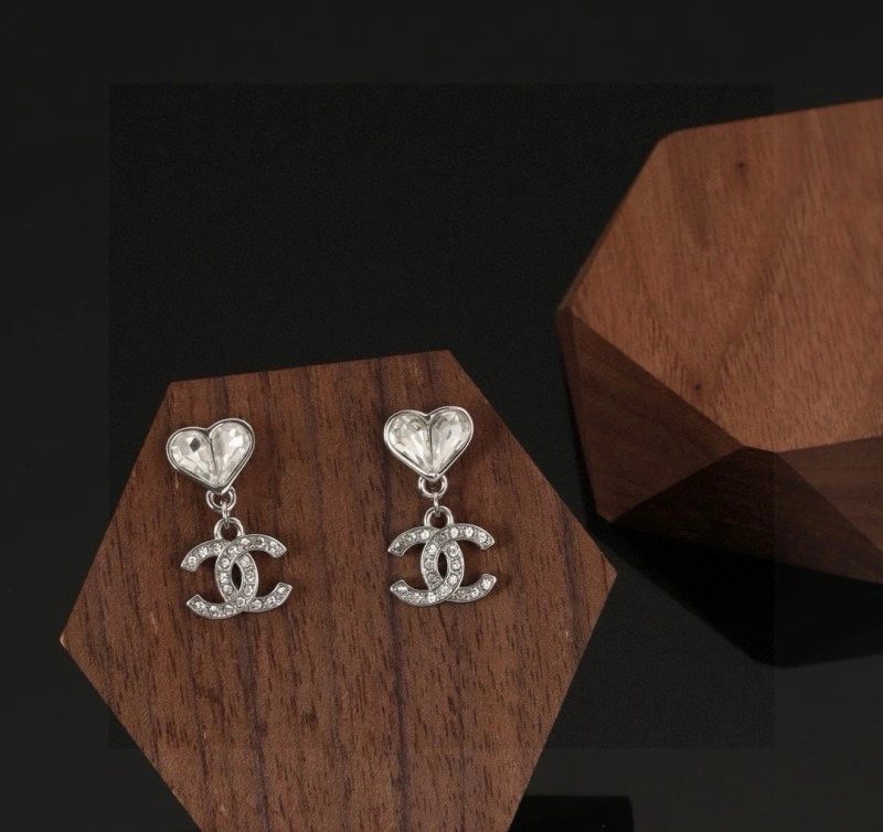 EyeCatching Chanel Earrings 220030