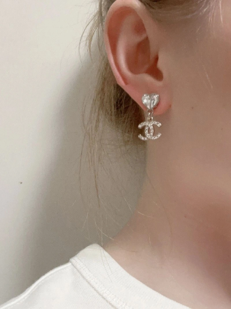 EyeCatching Chanel Earrings 220030