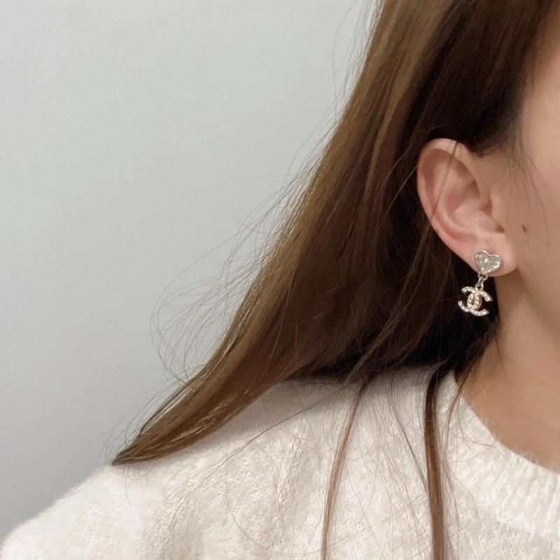 EyeCatching Chanel Earrings 220030