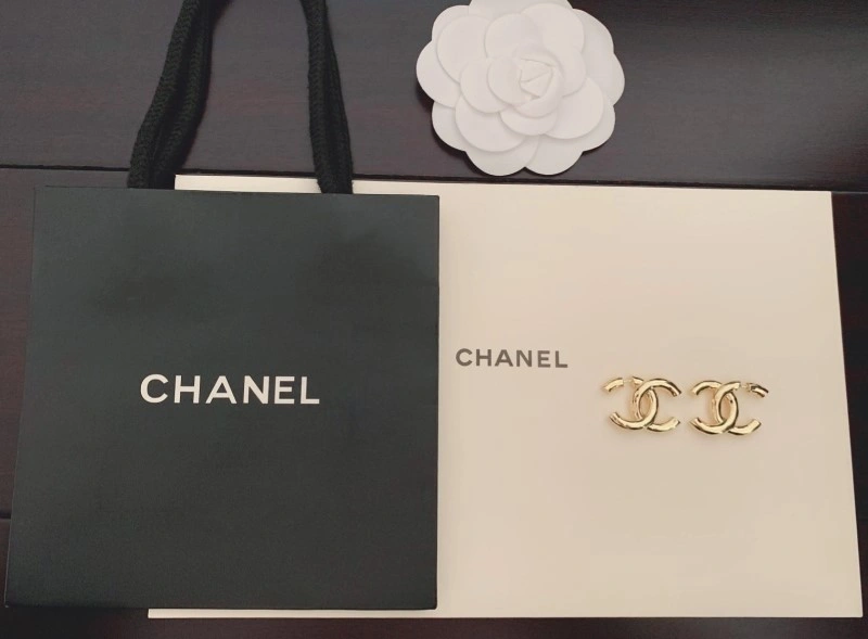 Minimalist Chanel Earrings 220052