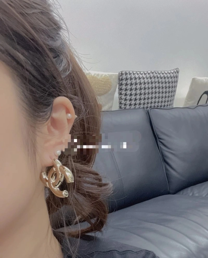 Minimalist Chanel Earrings 220052