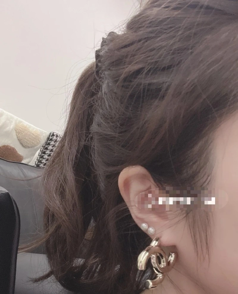 Minimalist Chanel Earrings 220052