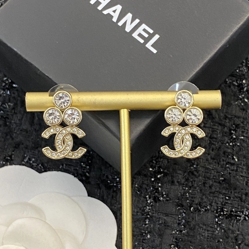 Lightweight Chanel Earrings 220017