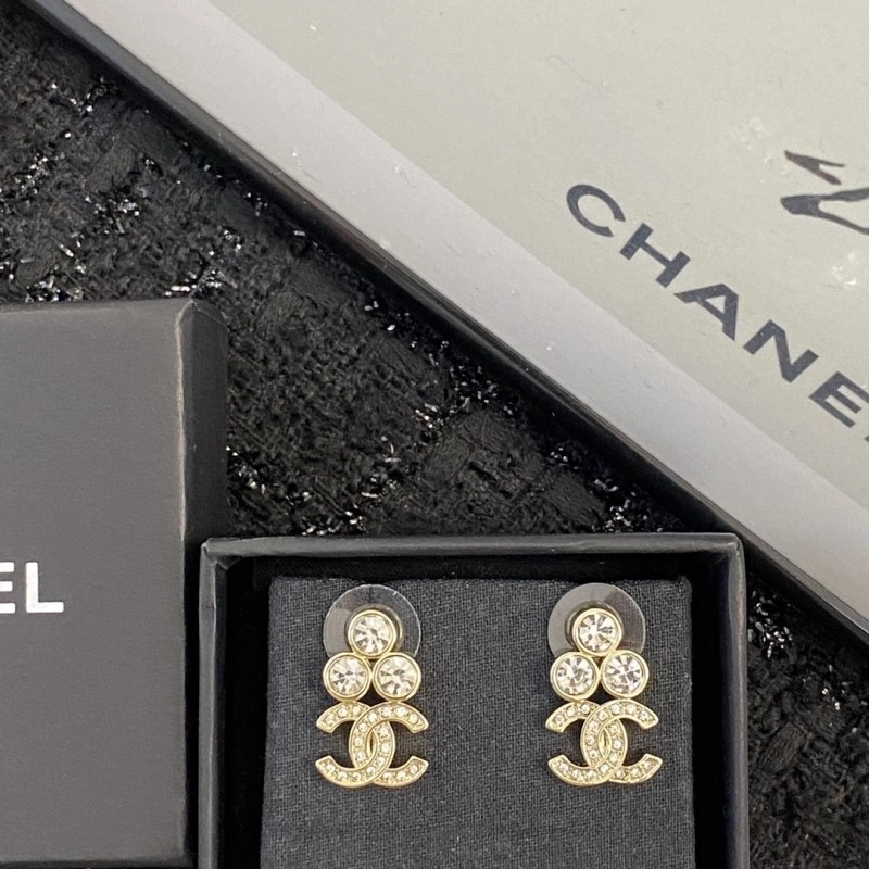 Lightweight Chanel Earrings 220017