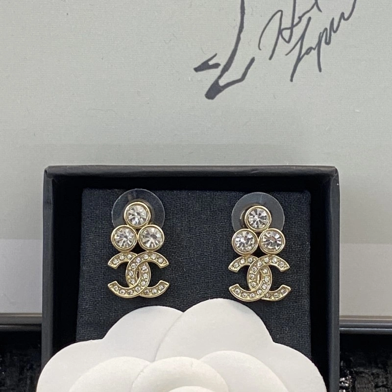 Lightweight Chanel Earrings 220017