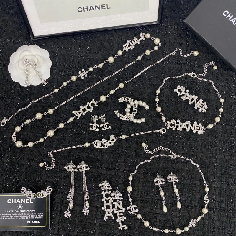 Snug Chanel Earrings 220105