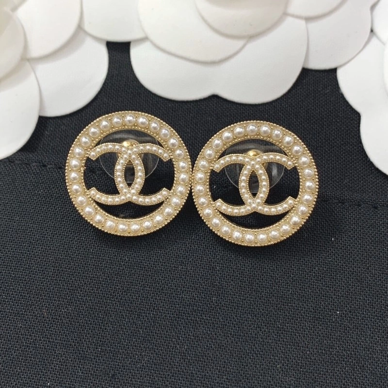 Comfortable Chanel Earrings 220069