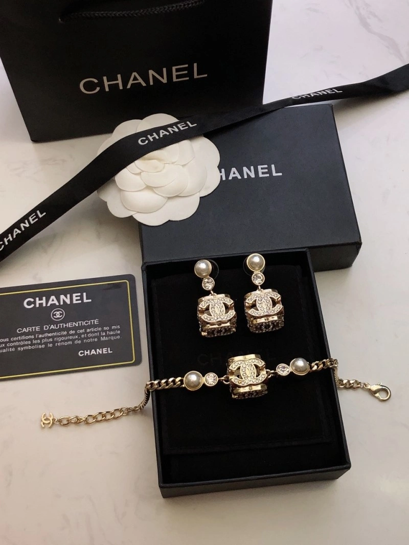 Effortless Chanel Earrings 220004