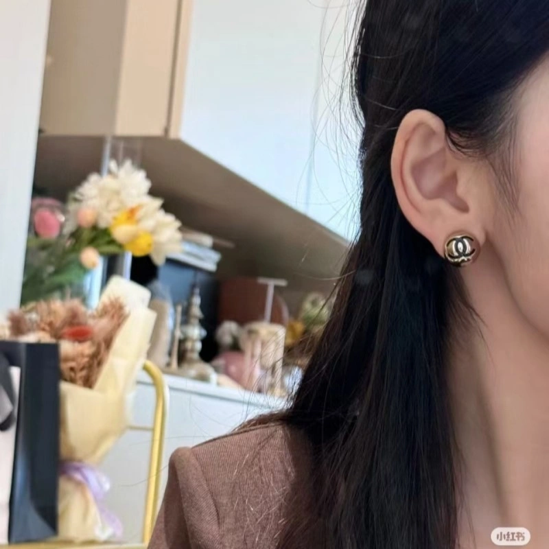 Sophisticated Chanel Earrings 219811