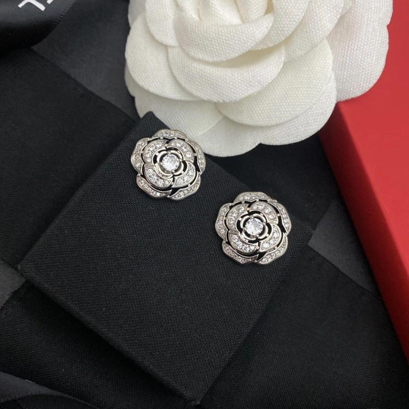 Minimalist Chanel Earrings 219636