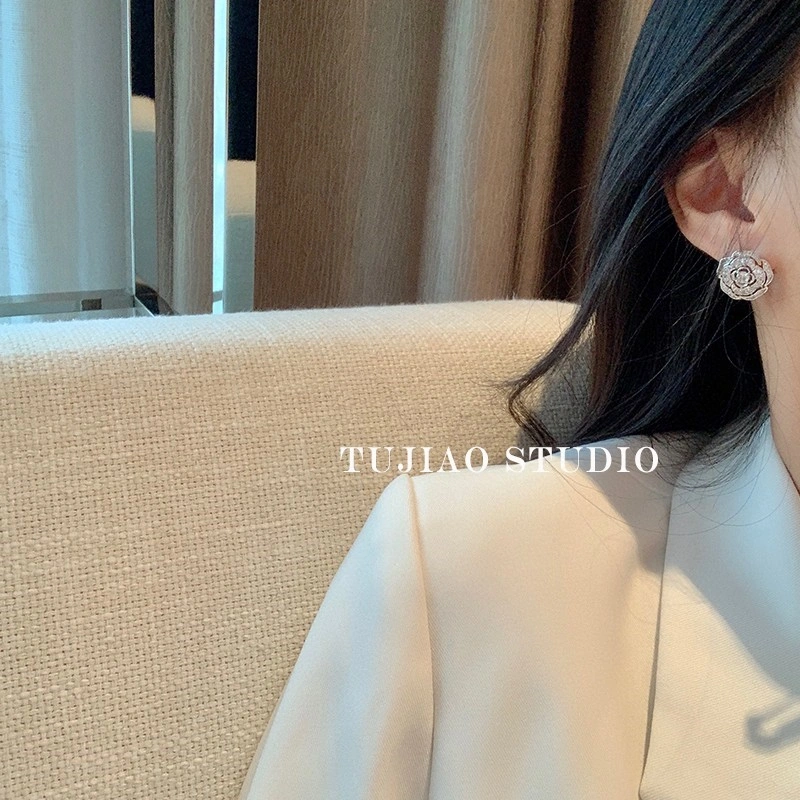 Minimalist Chanel Earrings 219636