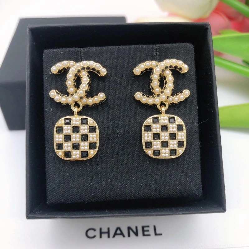 EyeCatching Chanel Earrings 219591