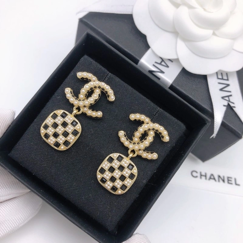 EyeCatching Chanel Earrings 219591