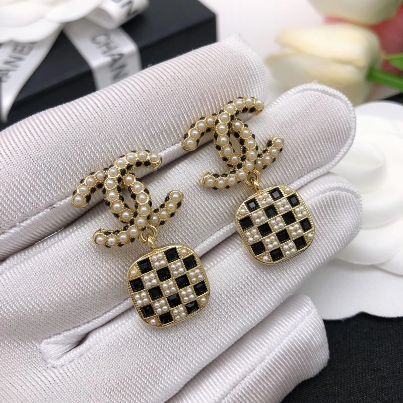 EyeCatching Chanel Earrings 219591