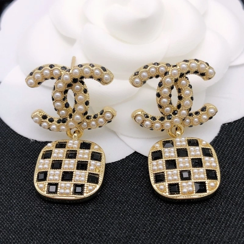 EyeCatching Chanel Earrings 219591