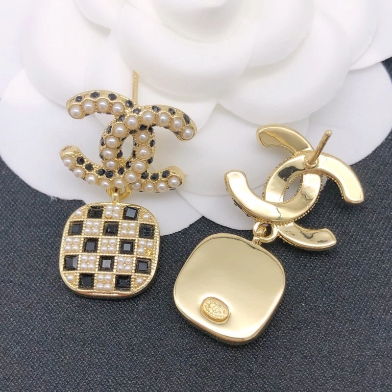 EyeCatching Chanel Earrings 219591