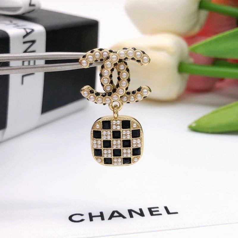 EyeCatching Chanel Earrings 219591