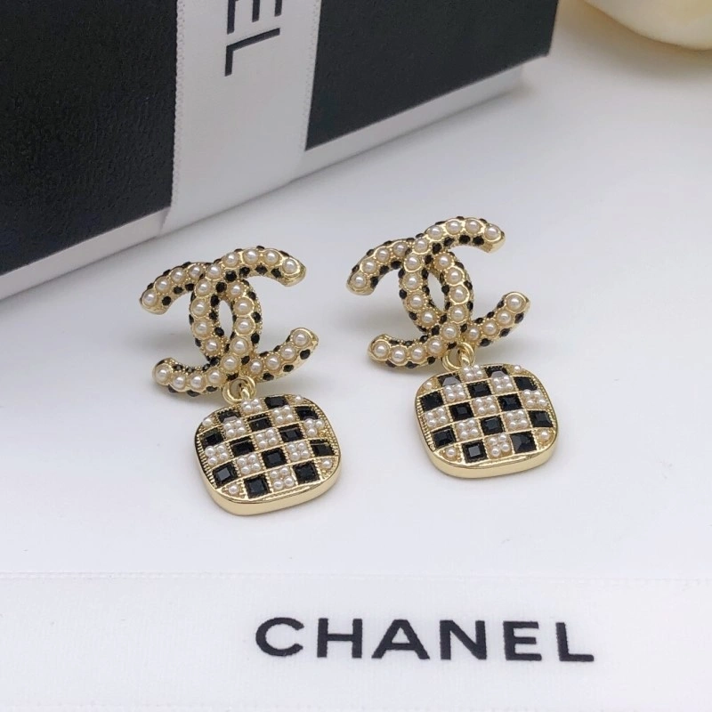 EyeCatching Chanel Earrings 219591