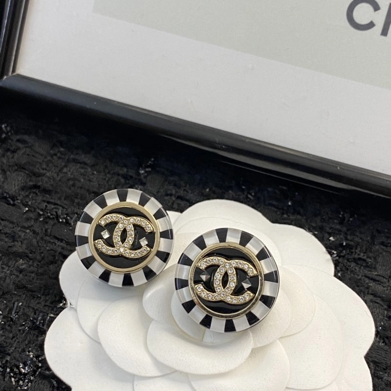 EyeCatching Chanel Earrings 219557