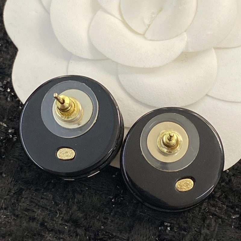 EyeCatching Chanel Earrings 219557