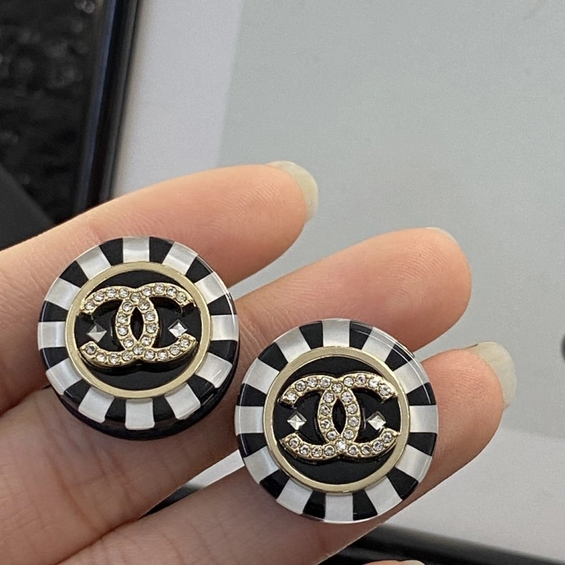 EyeCatching Chanel Earrings 219557