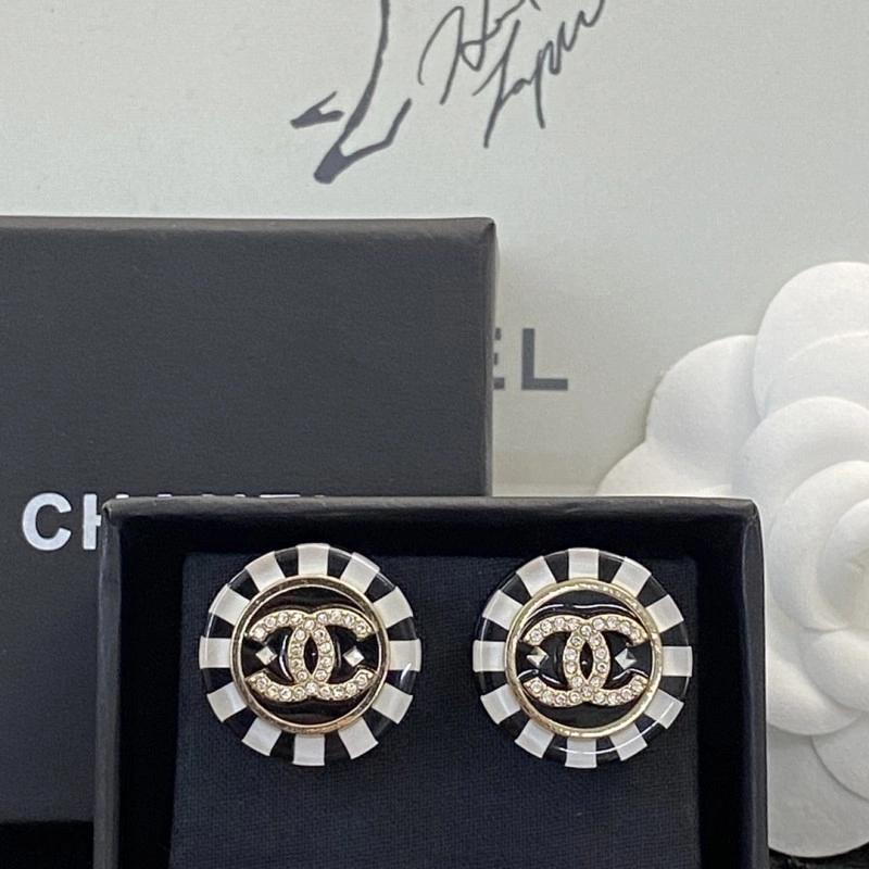 EyeCatching Chanel Earrings 219557